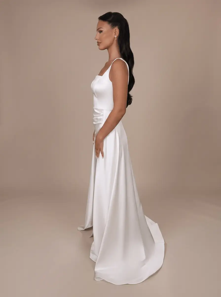 Robe de mariée satinée blanche à col carré avec larges bretelles, jupe fendue, surjupe ouverte et traîne – Hannachi Couture Paris