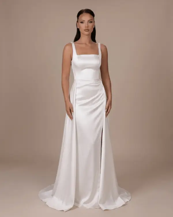 Robe de mariée satinée blanche à col carré avec larges bretelles, jupe fendue, surjupe ouverte et traîne – Hannachi Couture Paris