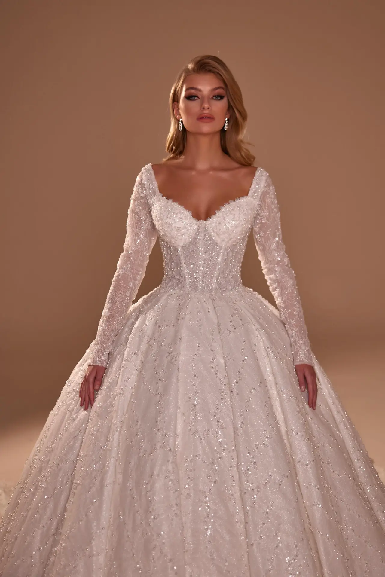 robe princesse manches col en coeur tissu tre chargée perlée